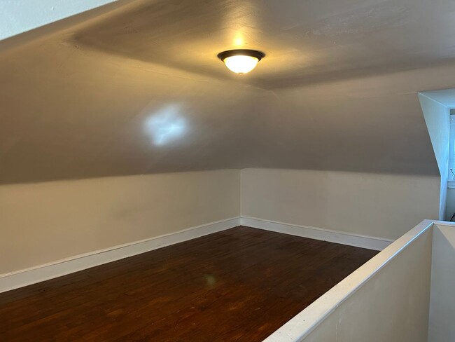 Building Photo - Beautiful 3 Bedroom End of Row Townhome in...