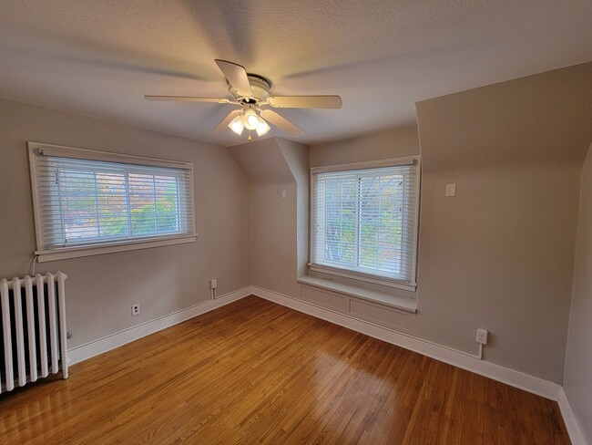 Building Photo - Beautiful Cedar Falls Home