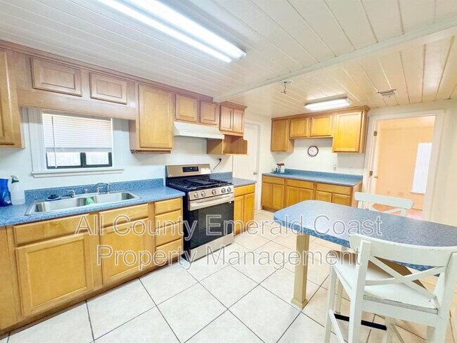 Building Photo - 733 Beach Dr