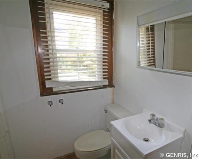 Building Photo - 27 Ravenwood Ave