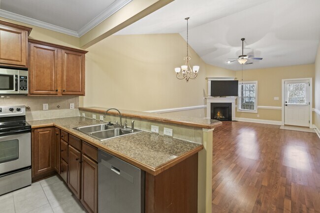 Building Photo - 1624 Brook Hollow Dr