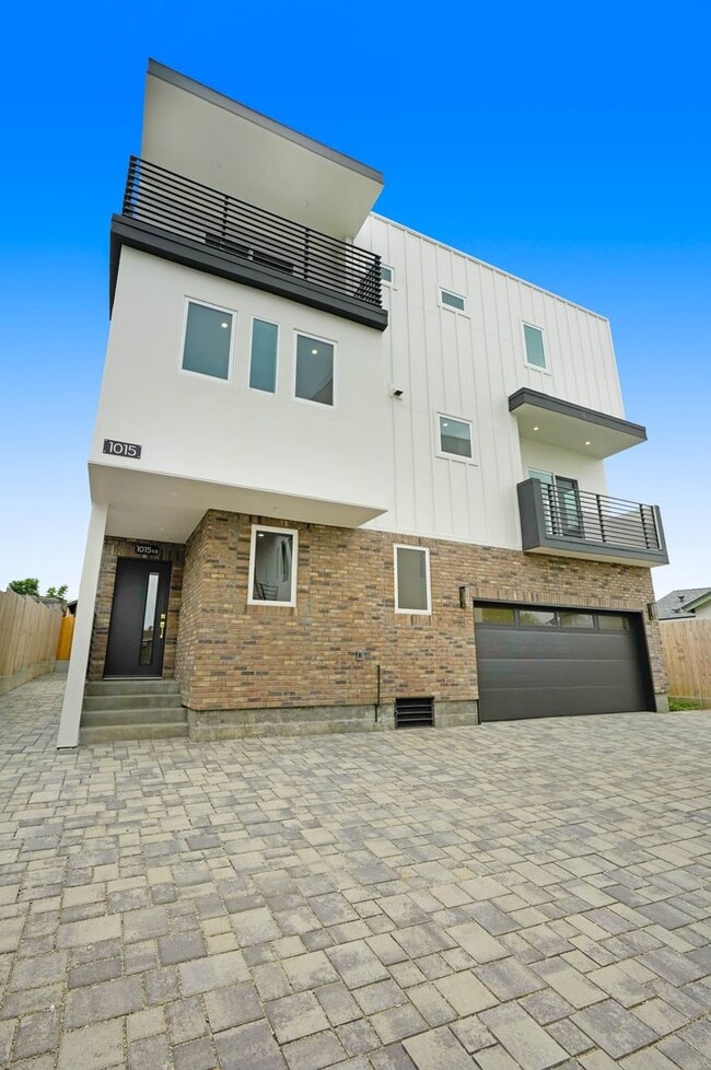 Building Photo - 5 Bedroom / 4 bathroom Fully Detached Townhouse in Echo Park with Private Garage