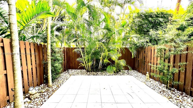 Building Photo - 814 NE 19th Ave