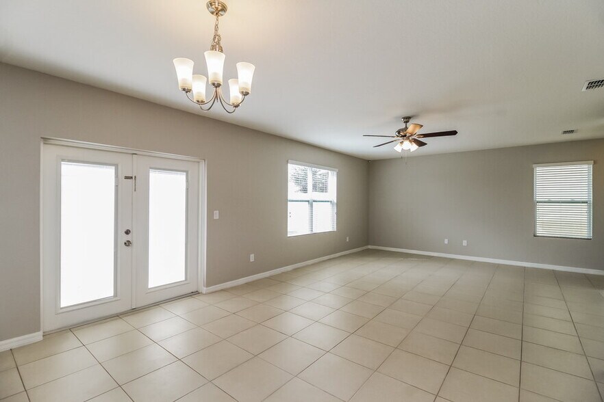 Building Photo - 3459 Landing Vw