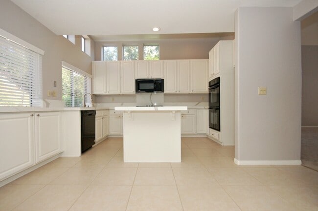 Building Photo - Lovely 3BR/2.5BA Home with Gorgeous Featur...