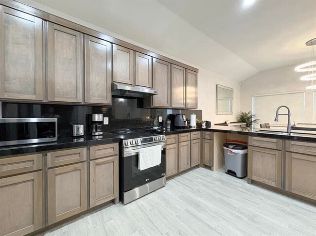 Building Photo - 303 Placido Dr