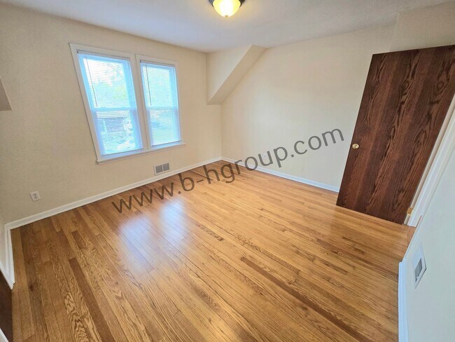 Building Photo - 609 45th St
