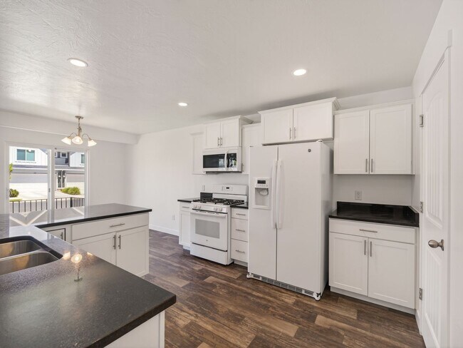 Building Photo - 98 E Harmony Ct