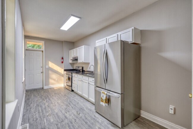 Building Photo - Fully Renovated 3 Bedroom, 2 Bathroom Townhouse