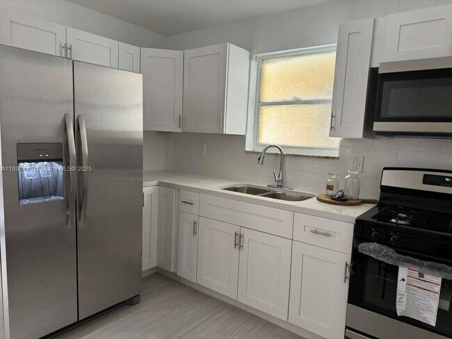 Building Photo - 955 W 74th St