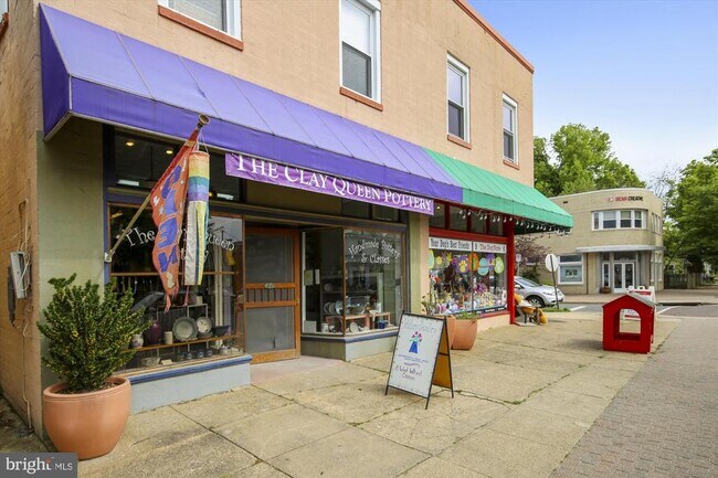 Building Photo - 409 E Raymond Ave
