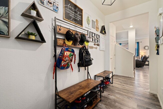 Building Photo - Beautiful 5 Bed Home in Raindance