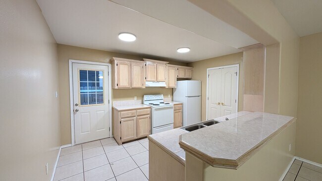 Building Photo - 301 E New Hampshire St