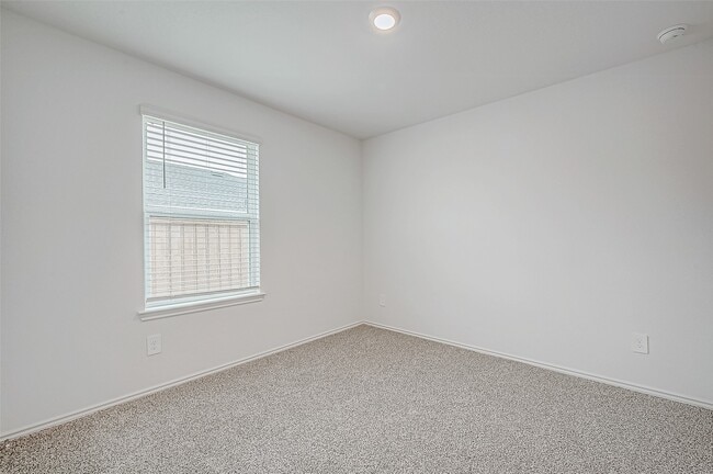 Building Photo - 5034 Balcolm Dr