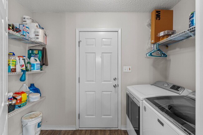 Building Photo - 7613 Marthas Way