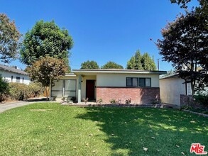 Building Photo - 520 N Beachwood Dr
