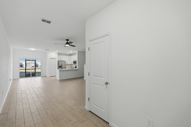 Building Photo - 3-Bedroom Oak Hammock Townhome – Internet Included!