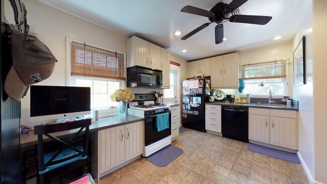 Building Photo - Spacious 3 Bedroom, 2 Bath Home Available ...