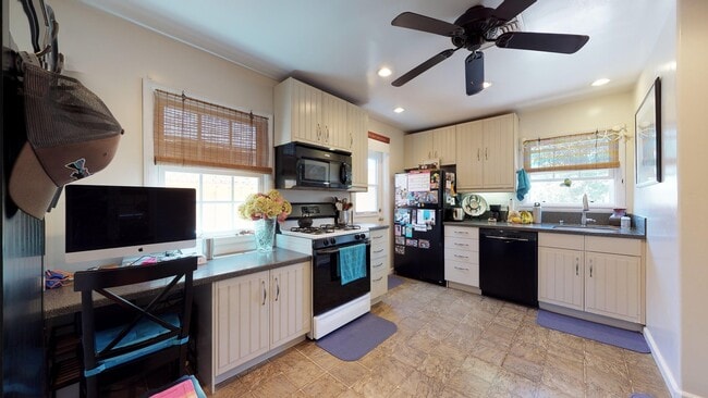 Building Photo - Spacious 3 Bedroom, 2 Bath Home Available for Long Term Rent in Coronado!