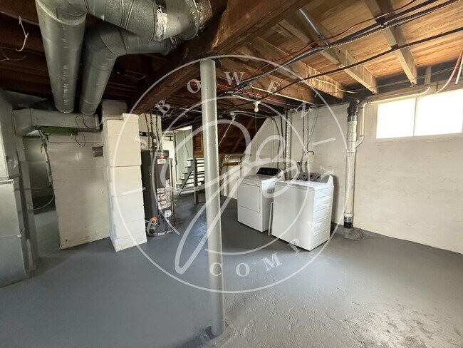Building Photo - "Charming 3-Bedroom Gem with Granite countertops in West Toledo.