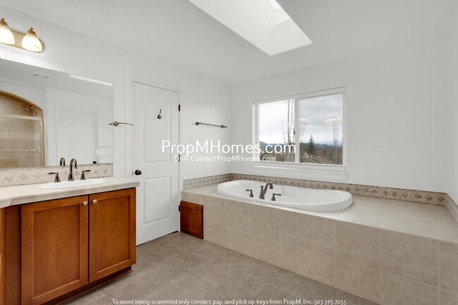 Building Photo - Updated Luxury Five Bedroom Home in Happy Valley!