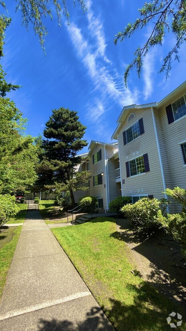 Building Photo - Serene Top-Floor Condo in Lake Forest Park...