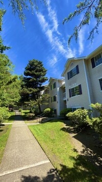 Building Photo - 19230 Forest Park Dr NE