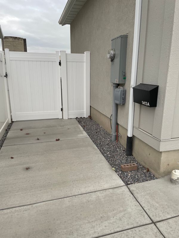 Building Photo - 1413 W Valley Dr