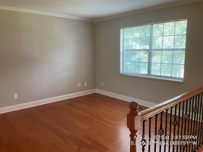 Building Photo - 3 Bedroom / 2.5 Bath House Available Now