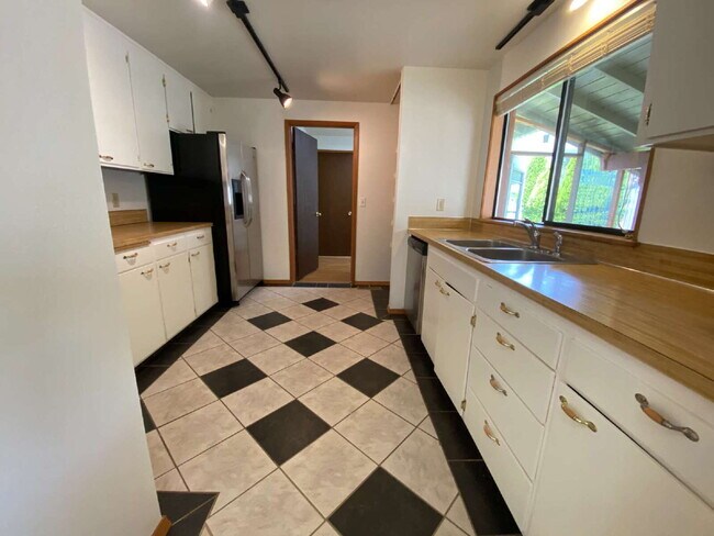 Building Photo - Conveniently Located 3-Bedroom Home with S...