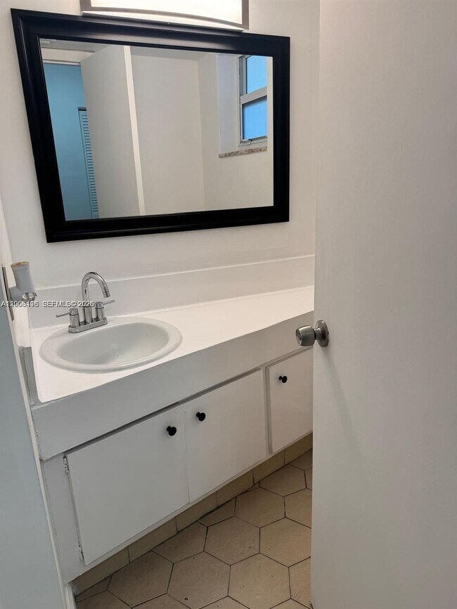 Building Photo - 1401 NE 191st St