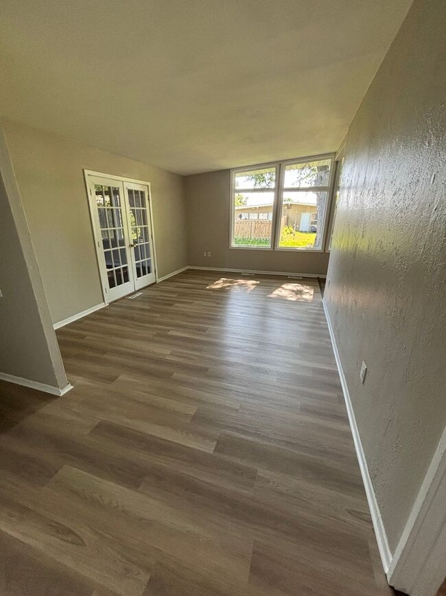 Building Photo - Great 4 bedroom Duplex