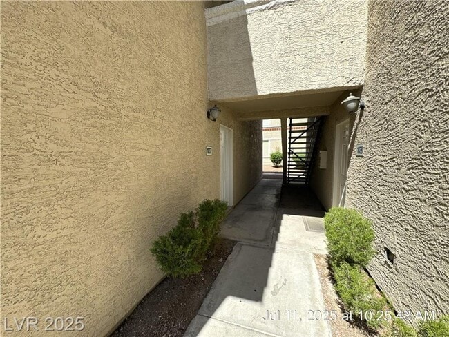 Building Photo - Updated First-Floor Unit | Granite Counter...