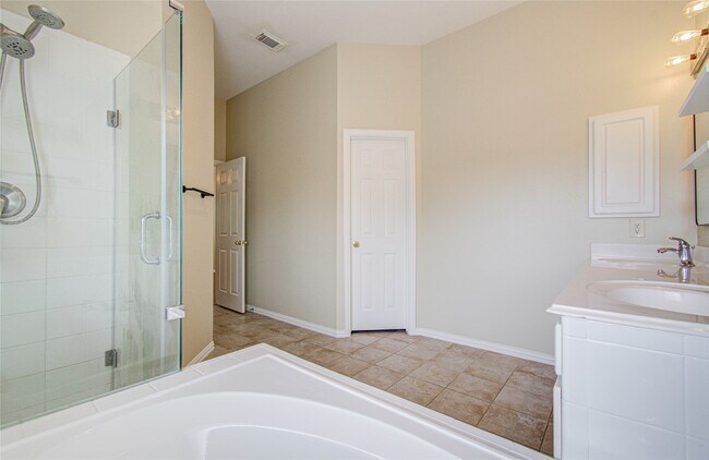 Building Photo - 18223 Heathridge Ln