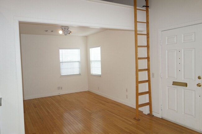 Building Photo - Charming 2 Bedroom in Heart of Downtown
