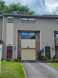 Building Photo - Beautiful Three Bedroom Townhome in Hunting Ridge Community