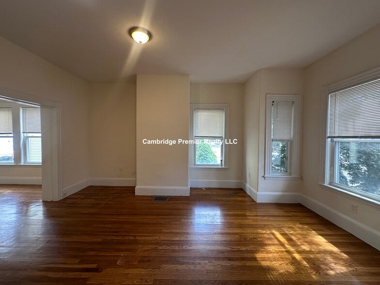 Building Photo - 55 Bonair St