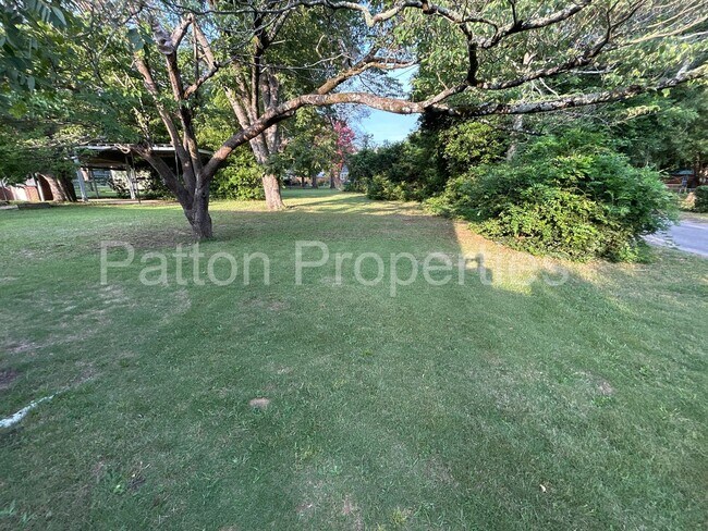 Building Photo - 999 Seminole Dr