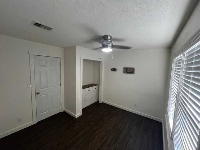 Building Photo - 3332 Macdonald Rd