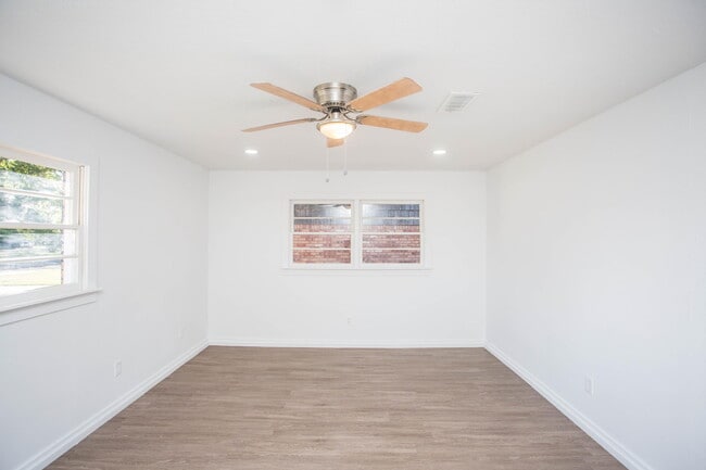 Building Photo - 6004 Vernon Ave