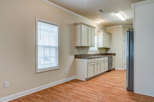 Building Photo - Feels Like New 3 Bed 2 Bath Minutes from H...