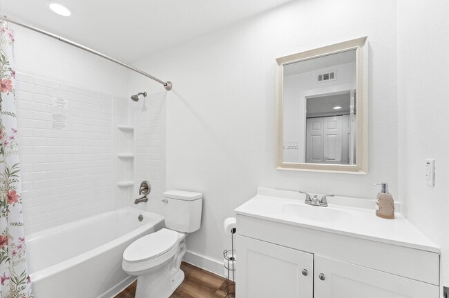 Building Photo - 17331 Red Oak Dr