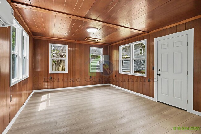 Building Photo - 4206 S Shore Dr