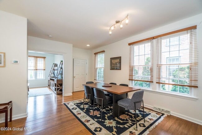 Building Photo - 41 Walton St