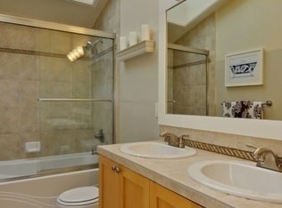 Building Photo - Lovely 2 Bedroom Townhouse in Magnolia.