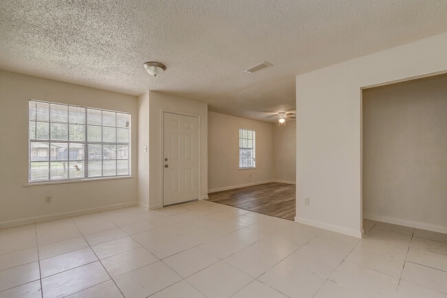 Building Photo - $1,450  3 Bedr/ 1 bath Beautiful Home in D...