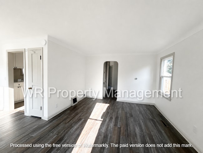 Building Photo - 3 bed 1 bath home for rent