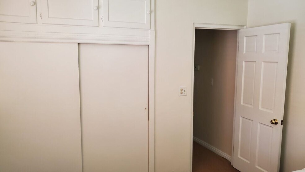 Building Photo - 379 Norumbega Dr