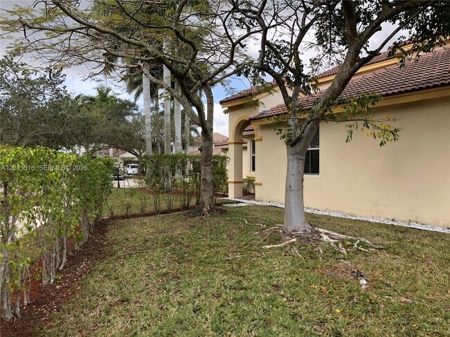 Building Photo - 693 Live Oak Ln