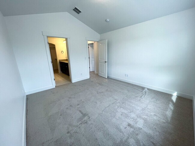 Building Photo - New Townhome